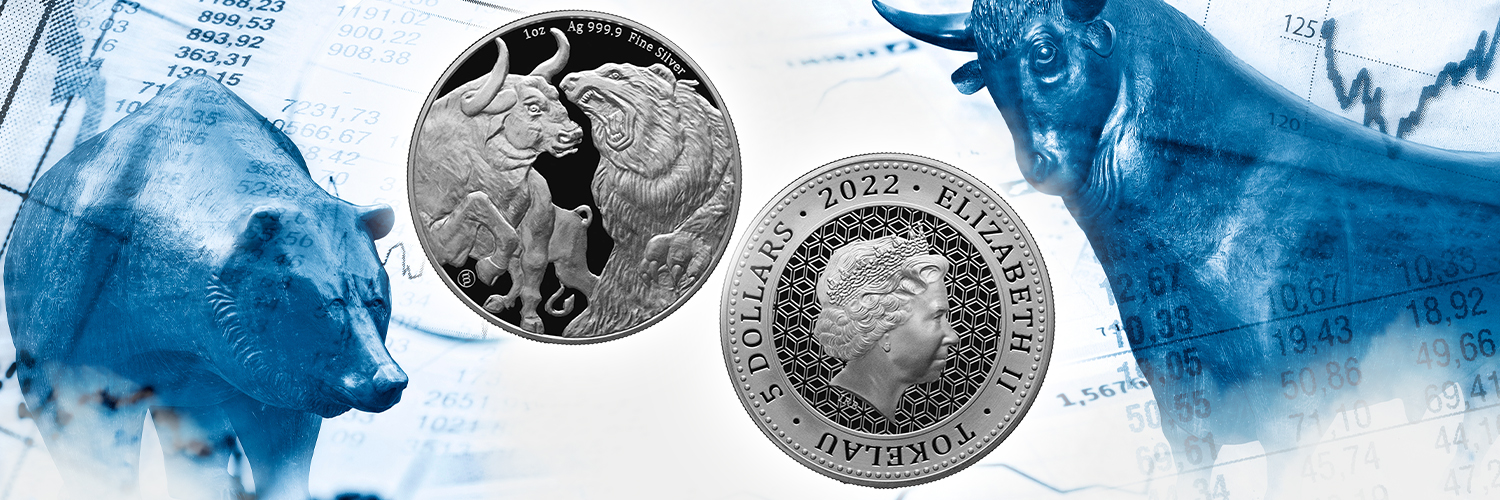 Finanzmarktmotiv mit Bulle und Bär in blauer Farbgebung. Im Hintergrund sind Börsenkurse und Diagramme zu sehen. Zwei Silbermünzen schweben im Vordergrund – eine zeigt einen kämpfenden Bullen und Bären, die andere das Profil von Königin Elizabeth der Zweiten.