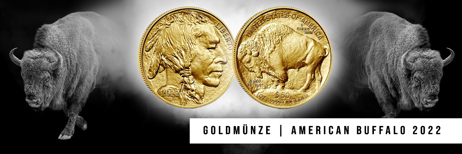 Goldmünze American Buffalo 2022 vor schwarzem Hintergrund. Links und rechts jeweils ein Bison in Schwarz-Weiß. Die Vorderseite der Münze zeigt das Porträt eines indigenen Häuptlings, die Rückseite einen Bison mit der Aufschrift 'United States of America' sowie den Nennwert und Feingehalt.