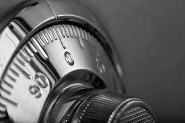Schwarz-weißes Foto eines Zahlenschlosses auf einem Tresor.