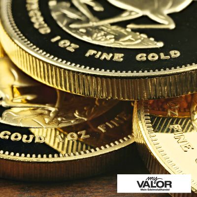 Mehrere Goldbarren übereinandergestapelt mit der Gravur „1 oz fine gold“. Die Oberfläche der Barren ist poliert.