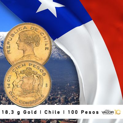 Eine historische Goldmünze mit der Aufschrift „Republica de Chile – 100 Pesos“. Im Hintergrund ist die Flagge von Chile abgebildet.