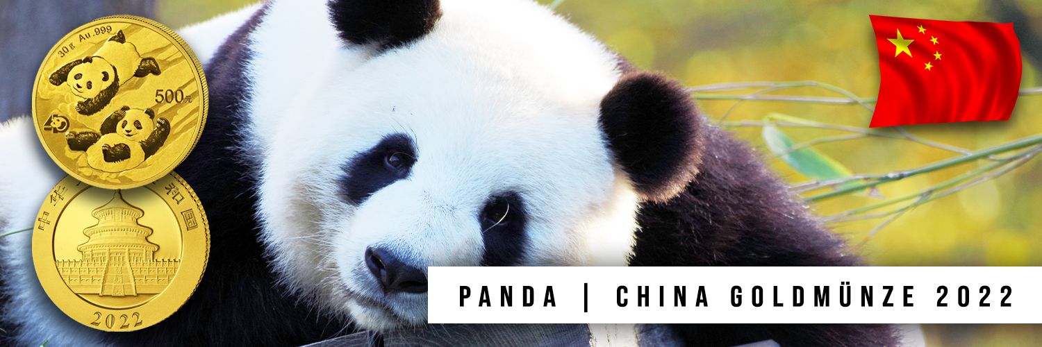 Zwei chinesische Goldmünzen mit Panda-Motiven vor einem liegenden echten Panda, begleitet von der chinesischen Flagge und dem Text ‚Panda | China Goldmünze 2022‘.